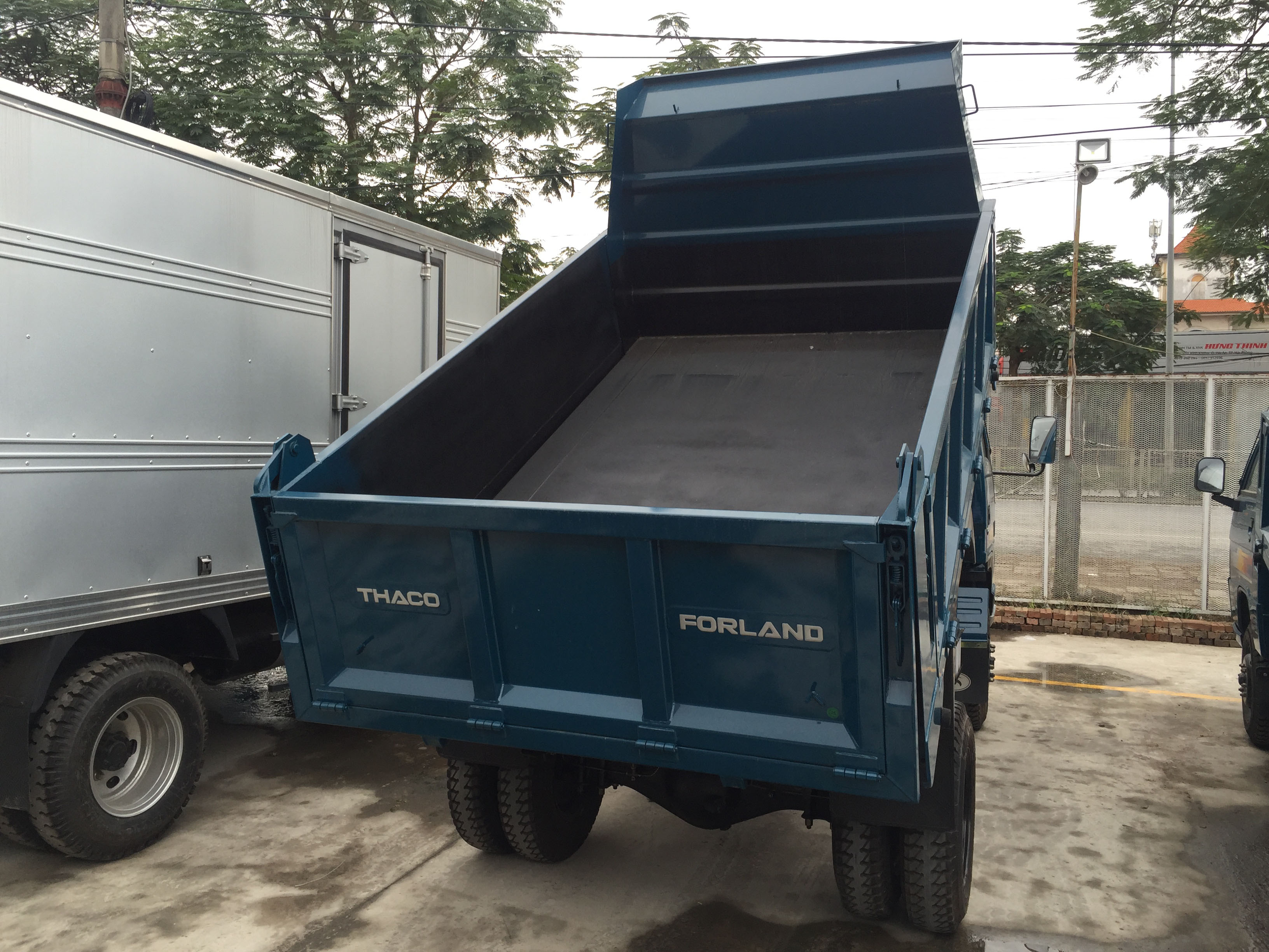 Thaco Forland FLD345C – mẫu xe ben nhẹ phổ biến, thiết kế hiện đại, phù hợp với nhu cầu vận chuyển vật liệu xây dựng tại Việt Nam.