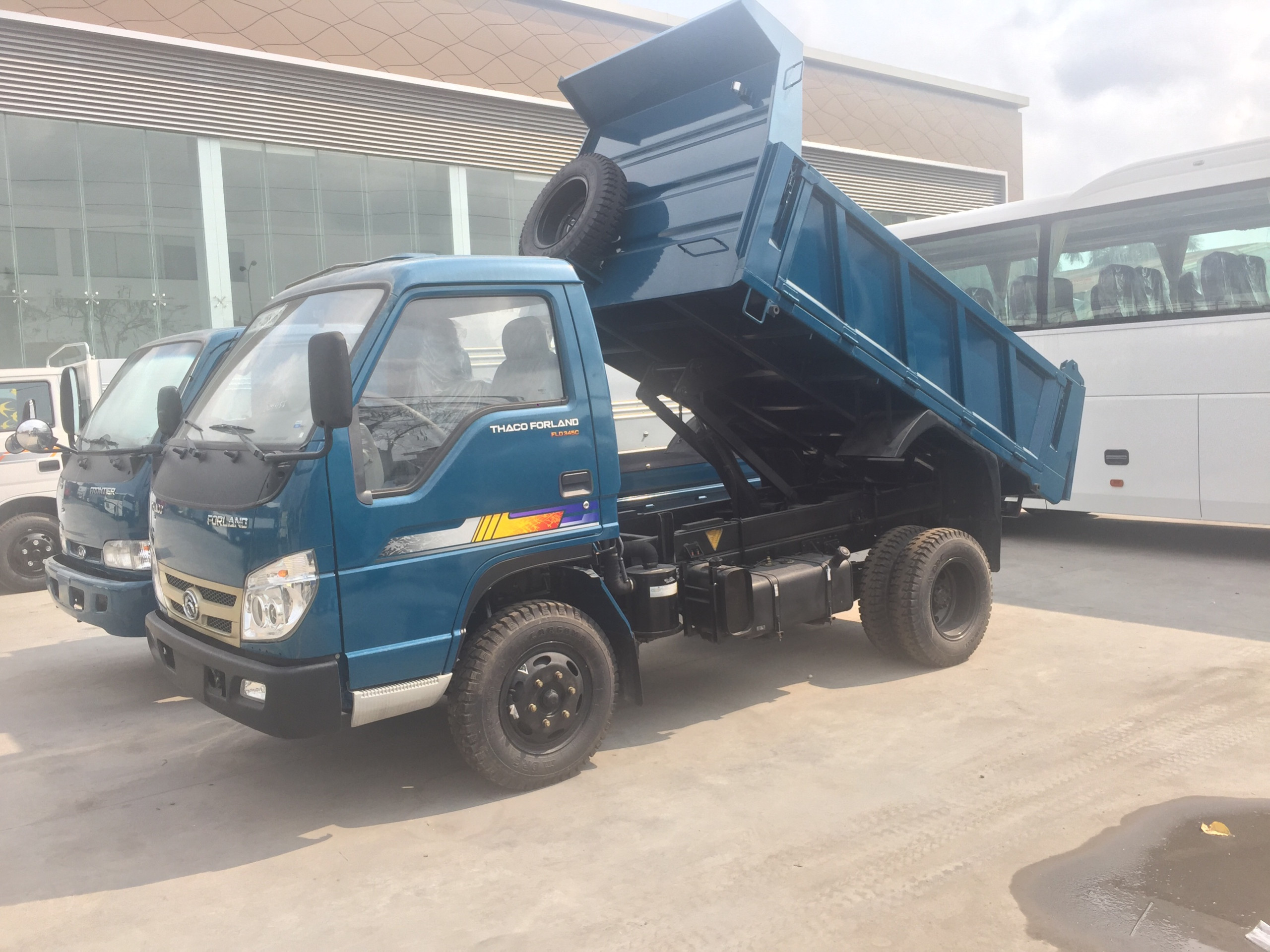 Xe ben Thaco Forland FLD345C vận chuyển vật liệu xây dựng tại công trường