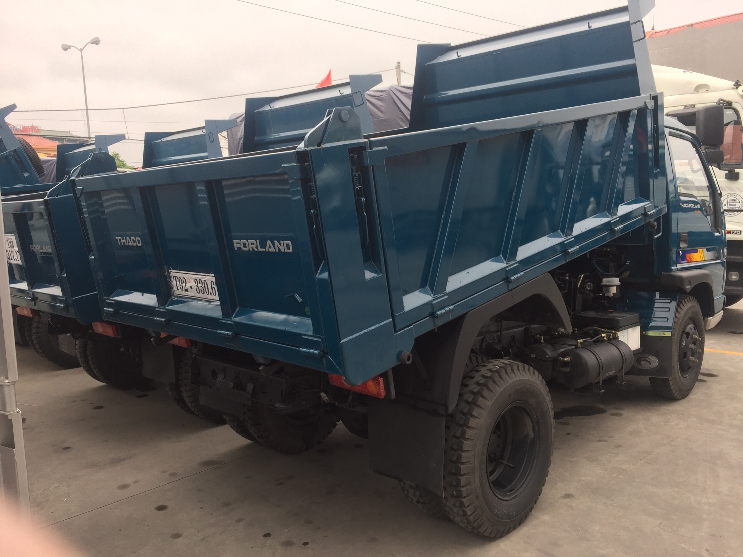 Thaco Forland FLD420 – Xe ben 4,2 tấn, động cơ mạnh mẽ, thùng ben chắc chắn, phù hợp vận tải vật liệu xây dựng tại Việt Nam.